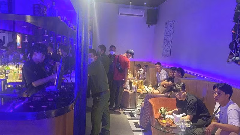 Lực lượng chức năng kiểm tra cơ sở kinh doanh “bóng cười”.