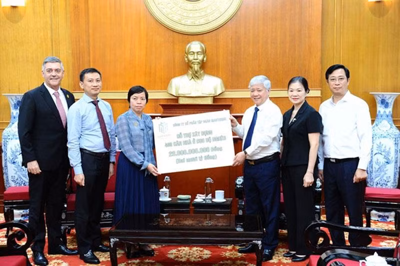 Tiếp nhận ủng hộ từ Công ty cổ phần Tập đoàn Masterise. (Ảnh: DIỆP MINH)