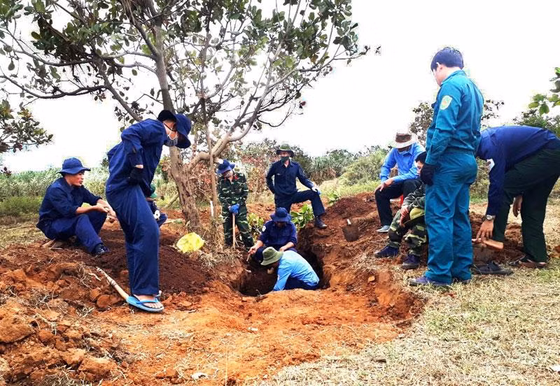Đội K51 đang tìm kiếm cất bốc hài cốt liệt sĩ.