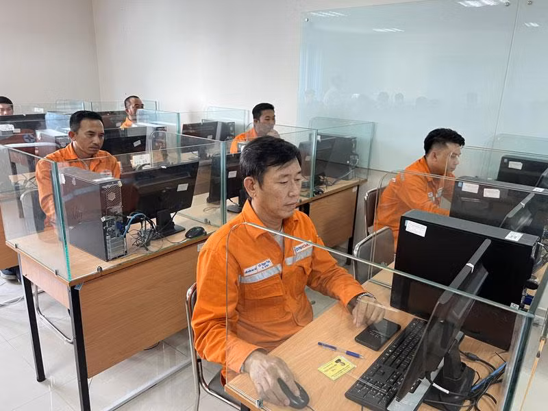 Các thí sinh dự thi phần thi trắc nghiệm trong chiều 26/7.