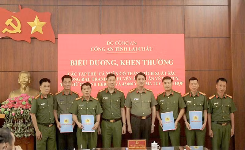 Ban Giám đốc Công an tỉnh khen thưởng các tập thể, cá nhân, ban chuyên án có thành tích trong đấu tranh với tội phạm ma túy.