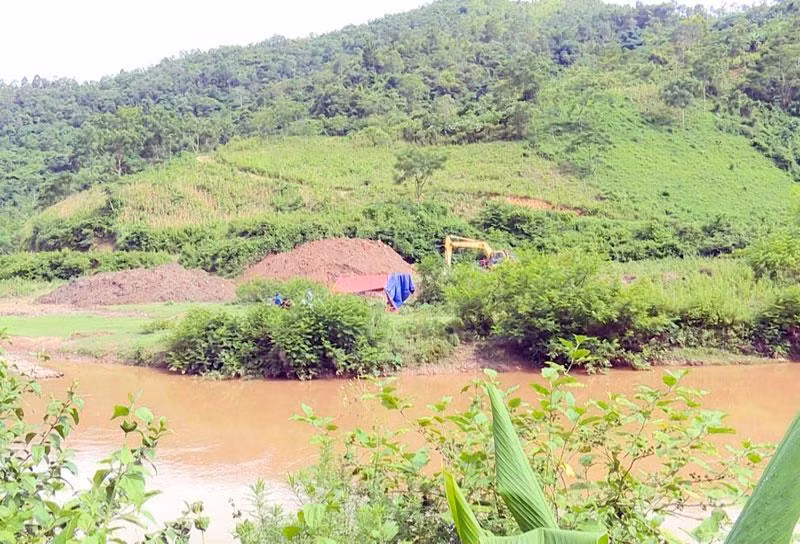 Khu vực bị đào hố để khai thác vàng trái phép nằm giáp ranh giữa huyện Pác Nặm (Bắc Kạn) và Nguyên Bình (Cao Bằng).