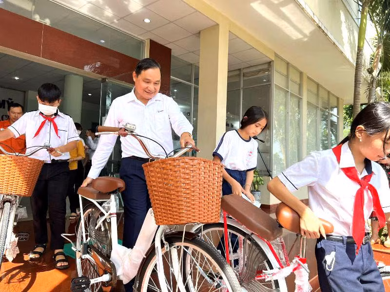 Ông Nguyễn Văn Hợp, Chủ tịch Hội đồng Thành viên Tổng Công ty Điện lực Miền nam tặng xe đạp cho các học sinh vượt khó học giỏi của huyện Cẩm Mỹ, Đồng Nai.