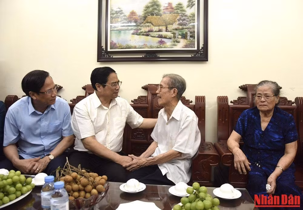 Thủ tướng Phạm Minh Chính thăm gia đình Liệt sĩ Lê Văn Dũng.