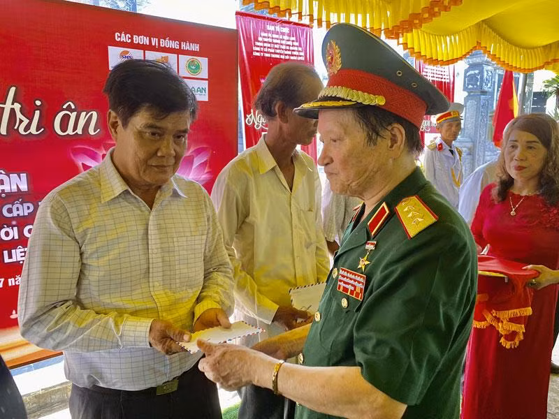 Viện sĩ, Tiến sĩ, Anh hùng Lực lượng vũ trang nhân dân, nguyên Thứ trưởng Quốc phòng, Thượng tướng Nguyễn Huy Hiệu tặng quà các gia đình chính sách.