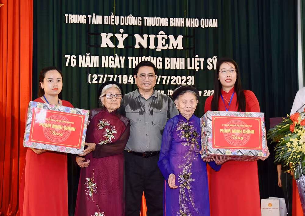 Thủ tướng Phạm Minh Chính tặng quà động viên hai Bà Mẹ Việt Nam Anh hùng.