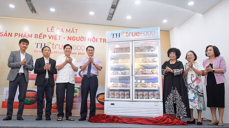 Nhà sáng lập Tập đoàn TH (thứ ba từ phải sang) cùng các chuyên gia dinh dưỡng, công nghệ thực phẩm tại lễ ra mắt bộ sản phẩm TH true FOOD.