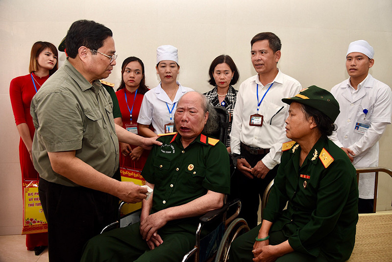 Thủ tướng Phạm Minh Chính thăm các thương binh nặng đang điều trị tại Trung tâm Điều dưỡng thương binh Nho Quan.