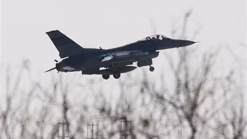 Máy bay chiến đấu F-16 của Mỹ chuẩn bị hạ cánh xuống căn cứ không quân Osan ở Pyeongtaek (Hàn Quốc) ngày 4/11/2022. (Ảnh: AFP/TTXVN)