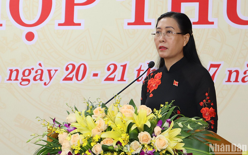 Đồng chí Bùi Thị Quỳnh Vân, Ủy viên Trung ương Đảng, Bí thư Tỉnh ủy, Chủ tịch Hội đồng nhân dân tỉnh Quảng Ngãi phát biểu bế mạc kỳ họp. 