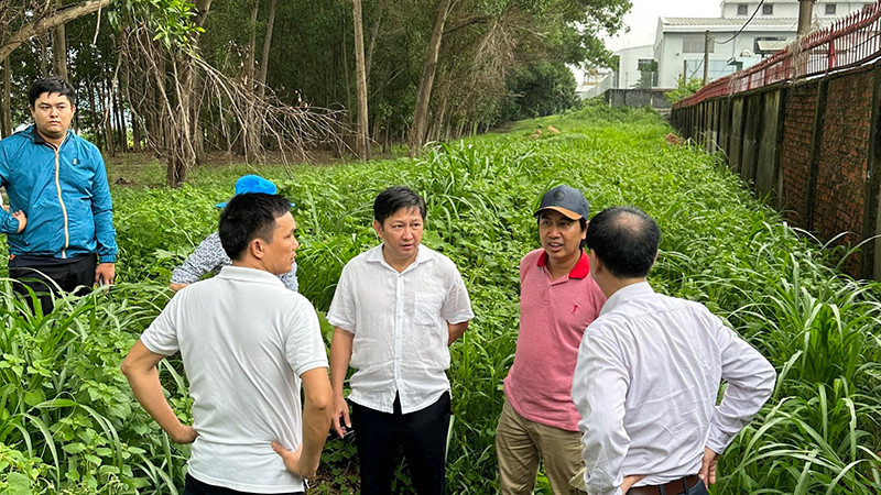 Lực lượng Sở Tài nguyên và Môi trường hai tỉnh Đồng Nai, Bình Dương kiểm tra hiện trường khu vực gần suối Xiệp.