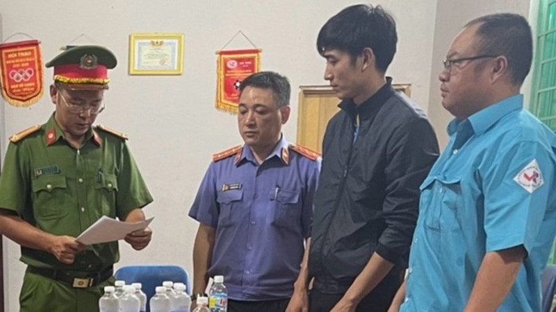 Cơ quan chức năng thi hành lệnh bắt tạm giam đối với các bị can tội nhận và đưa hối lộ. (Ảnh: Công an cung cấp)