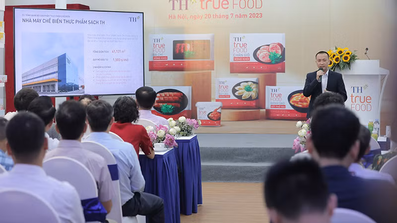 Đại diện Tập đoàn TH chia sẻ về các giá trị nổi bật của bộ sản phẩm thực phẩm chế biến TH true FOOD Bếp Việt - Người nội trợ tử tế.