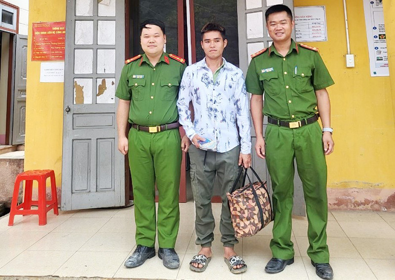 Anh Lý Nam Định (đứng giữa) nhận lại tài sản bị đánh rơi từ Công an xã Thượng Hà, huyện Bảo Yên, tỉnh Lào Cai. (Ảnh: QUỲNH TRANG)