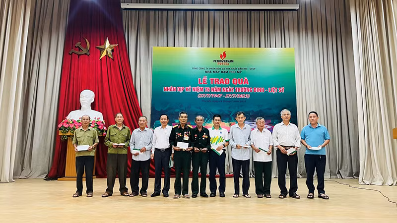 Tặng quà đến các gia đình chính sách, người có công gặp hoàn cảnh khó khăn.