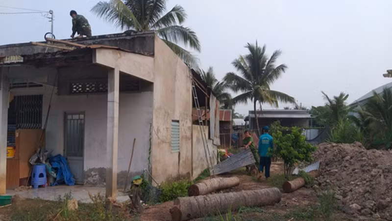 Công an xã Tân Hộ Cơ phối hợp Ban Chỉ huy Quân sự xã và các cơ quan, ban, ngành giúp người dân khắc phục hậu quả do thiên tai gây ra.