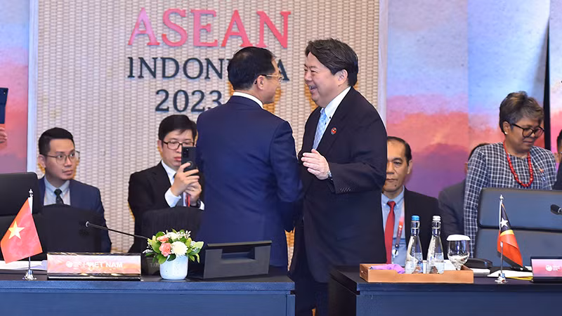 Bộ trưởng Ngoại giao Bùi Thanh Sơn trao đổi ngắn với Bộ trưởng Ngoại giao Nhật Bản Hayashi Yoshimasa bên lề AMM-56. (Ảnh: Bộ Ngoại giao)