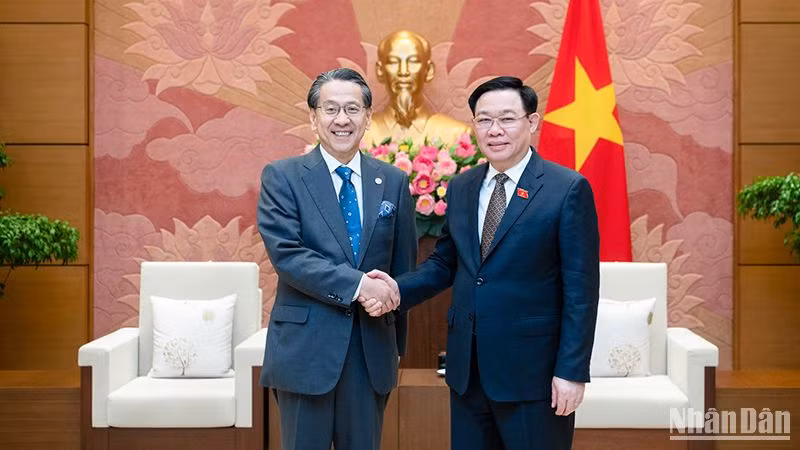 Chủ tịch Quốc hội Vương Đình Huệ và ông Maeda Tadashi, Chủ tịch Hội đồng Quản trị Ngân hàng Hợp tác Quốc tế Nhật Bản (JBIC). (Ảnh: Duy Linh)