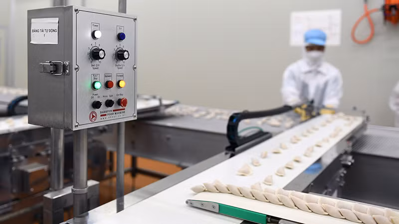 Dây chuyền sủi cảo là một trong 12 dây chuyền sản xuất thực phẩm cao cấp hiện đại tại Nhà máy Chế biến thực phẩm sạch TH.