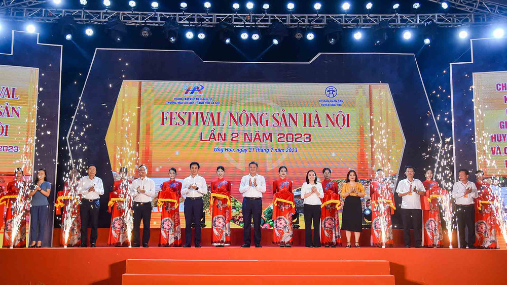 Các đại biểu cắt băng khai mạc Festival nông sản Hà Nội lần 2 năm 2023.
