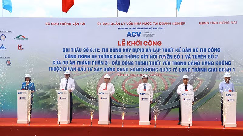 Các đại biểu thực hiện nghi thức khởi công gói thầu.