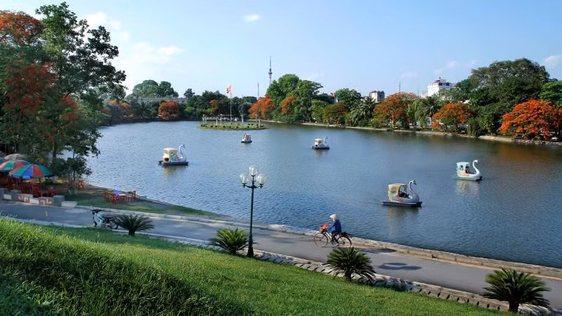 Một góc hồ Bán nguyệt, thành phố Hưng Yên, tỉnh Hưng Yên.
