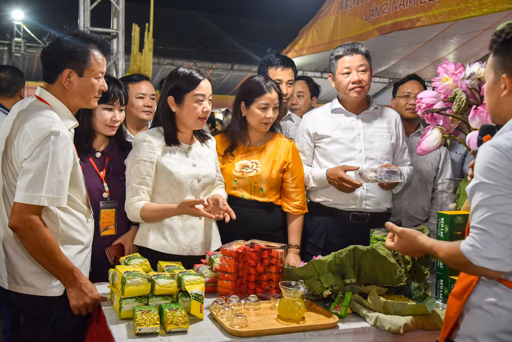 Các đại biểu tham quan gian hàng tại hội chợ.