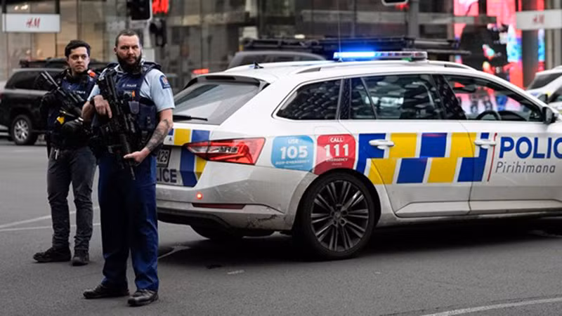 Các sĩ quan cảnh sát phong tỏa hiện trường vụ xả súng tại Auckland, New Zealand. (Ảnh: Sky Sports)
