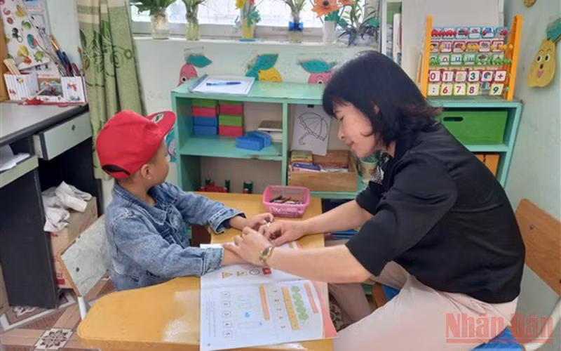 Giờ dạy 1 cô, 1 trò cho trẻ khuyết tật tại Trung tâm Giáo dục thường xuyên tỉnh Cao Bằng. (Ảnh: Minh Tuấn)