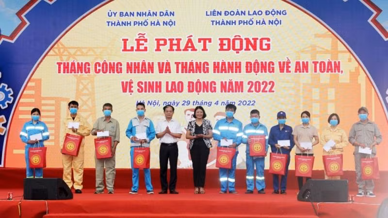 Tặng quà công nhân lao động nhân Tháng Công nhân năm 2022.