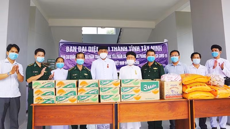 Hội thánh Cao Đài Tòa thánh Tây Ninh thăm và động viên lực lượng phòng, chống dịch Covid-19 thuộc đồn biên phòng Lò Gò, Tây Ninh, tháng 11/2021. (Ảnh: nhandan.vn)