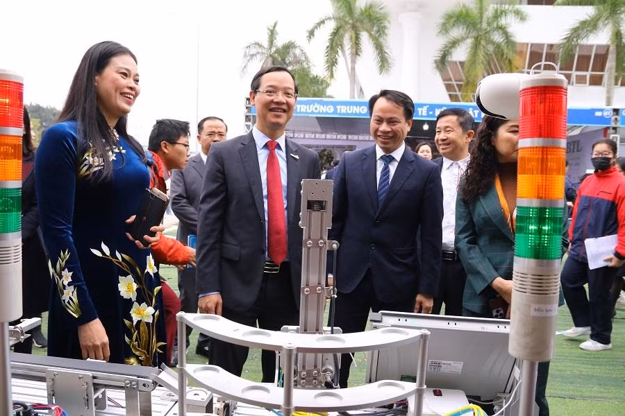 Các đại biểu thăm gian trưng bày của Trường cao đẳng nghề Công nghệ cao Việt Nam bên lề hội nghị. (Ảnh: HHT)