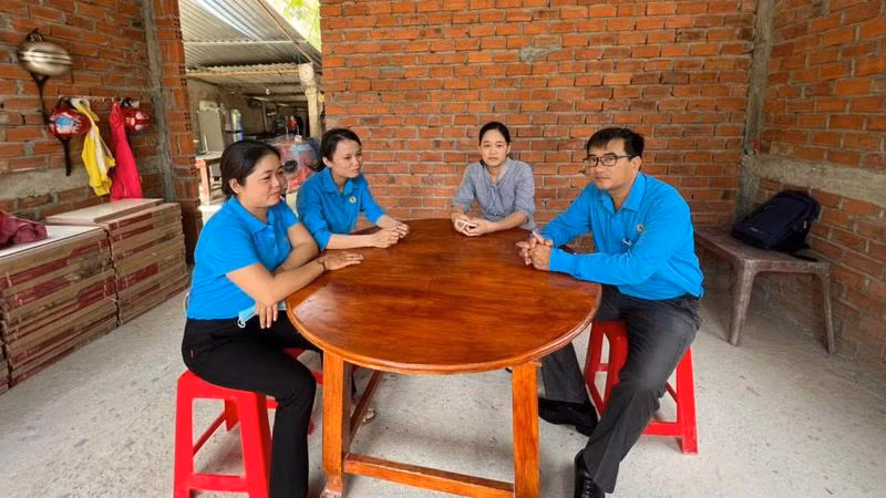 Trao tặng mái ấm Công đoàn cho người lao động ở xã Bình Hòa, huyện Giồng Trôm, Bến Tre. (Ảnh: Hoàng Trung)