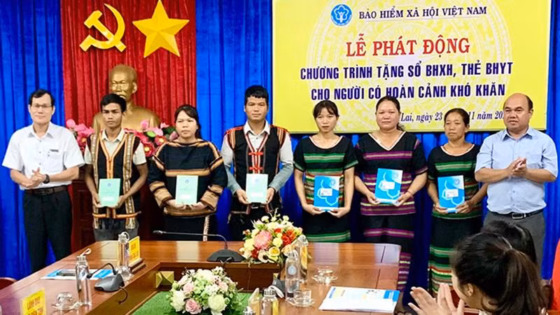 Tặng sổ bảo hiểm xã hội, thẻ bảo hiểm y tế cho người dân có hoàn cảnh khó khăn tại Gia Lai. (Ảnh: Bảo hiểm xã hội Gia Lai)