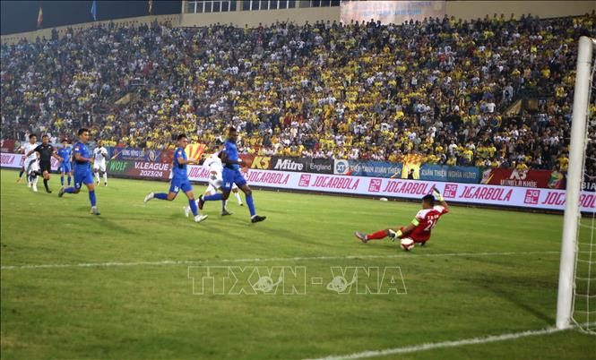 Pha tranh bóng giữa Thép Xanh Nam Ðịnh và Quảng Nam. (Ảnh: TTXVN)