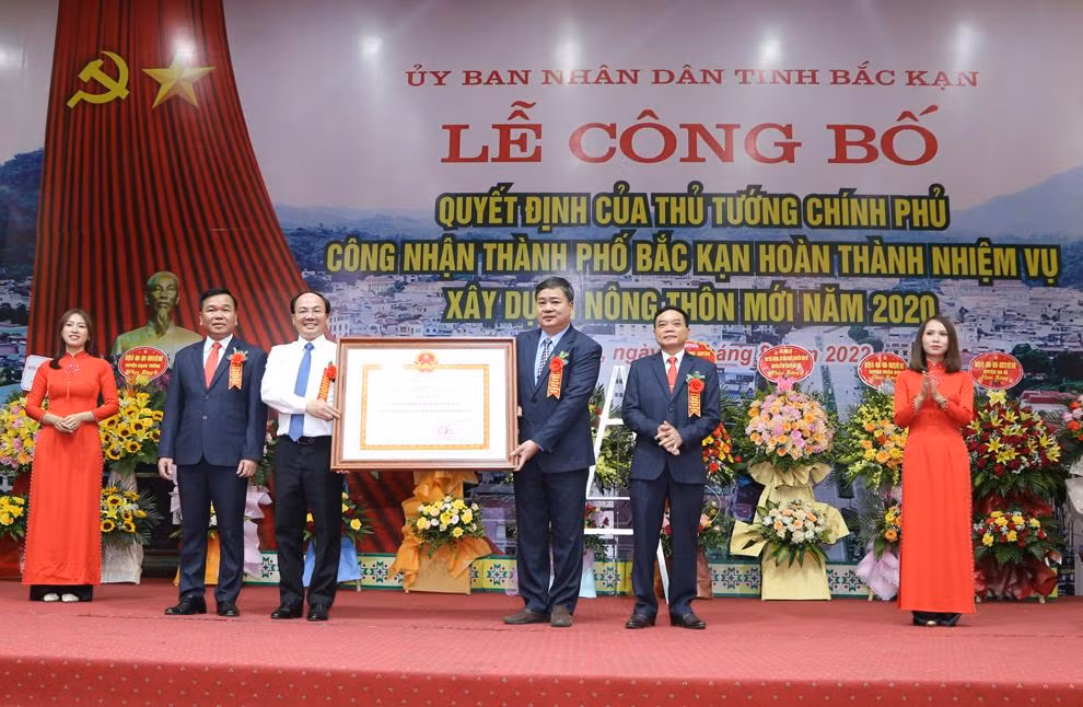 Lãnh đạo tỉnh Bắc Kạn trao quyết định của Thủ tướng Chính phủ công nhận thành phố Bắc Kạn hoàn thành nhiệm vụ xây dựng nông thôn mới năm 2020.