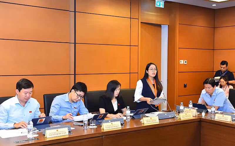 Đại biểu Quốc hội tỉnh Yên Bái phát biểu thảo luận tại tổ. (Ảnh THỦY NGUYÊN)