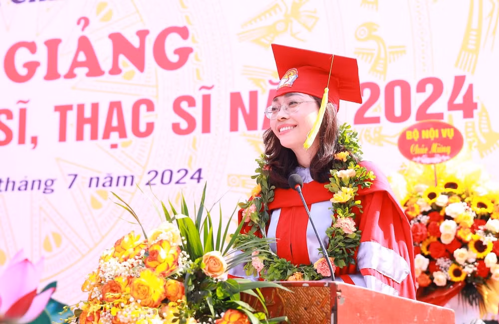 Niềm vui trên gương mặt tân Tiến sĩ.