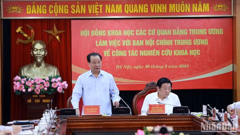 GS,TS Phùng Hữu Phú, Chủ tịch Hội đồng Khoa học các cơ quan đảng Trung ương phát biểu ý kiến.