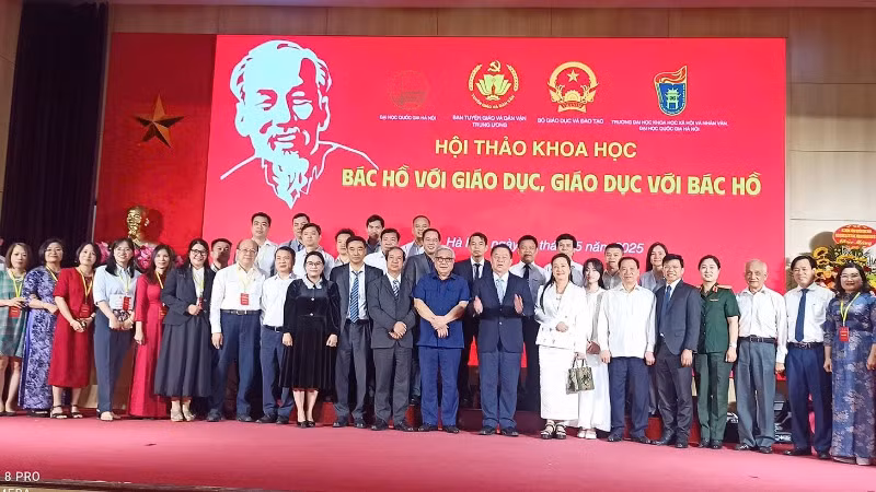 Đồng chí Nguyễn Trọng Nghĩa, Ủy viên Bộ Chính trị, Bí thư Trung ương Đảng, Trưởng Ban Tuyên giáo và Dân vận Trung ương chụp ảnh lưu niệm cùng các đại biểu.