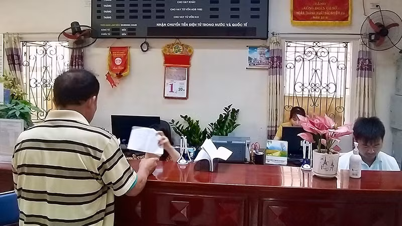 Giao dịch khách hàng tại Quỹ Tín dụng nhân dân Tân Phong, Thái Bình. 