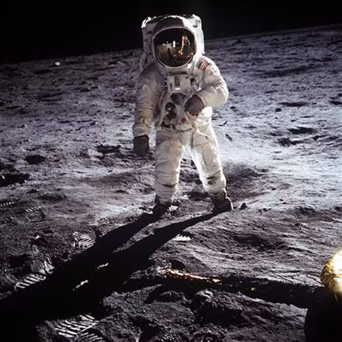 Phi hành gia người Mỹ Buzz Aldrin của tàu Apollo 11 bước trên Mặt trăng, ngày 20/7/1969. (Ảnh: NASA) Phi hành gia người Mỹ Buzz Aldrin của tàu Apollo 11 bước trên Mặt trăng, ngày 20/7/1969. (Ảnh: NASA)