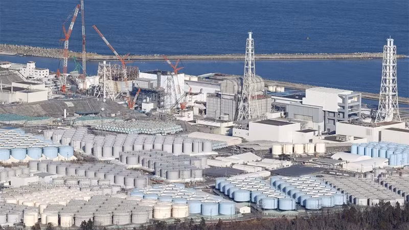 Thùng chứa nước nhiễm phóng xạ đã qua xử lý từ nhà máy điện hạt nhân Fukushima, ngày 22/8/2023. (Ảnh: Kyodo)