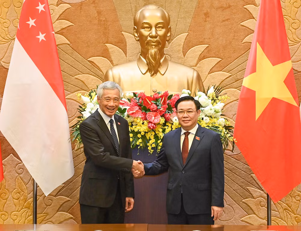 Chủ tịch Quốc hội Vương Đình Huệ và Thủ tướng Singapore Lý Hiển Long tại buổi hội kiến. (Ảnh: Duy Linh)