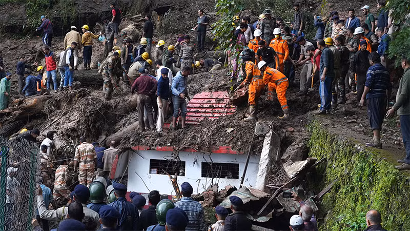 Lực lượng cứu nạn tìm kiếm nạn nhân của vụ sạt lở đất tại bang Himachal Pradesh, Ấn Độ, ngày 14/8/2023. (Ảnh: AP)