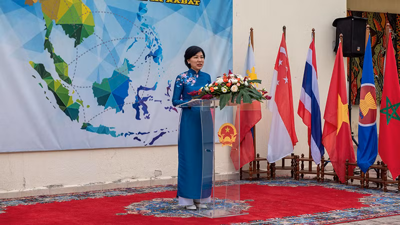 Đại sứ Đặng Thị Thu Hà phát biểu khai mạc lễ thượng cờ ASEAN.