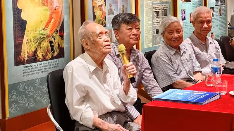 Nhà báo Thái Duy (ngoài cùng bên trái) phát biểu tại sự kiện.