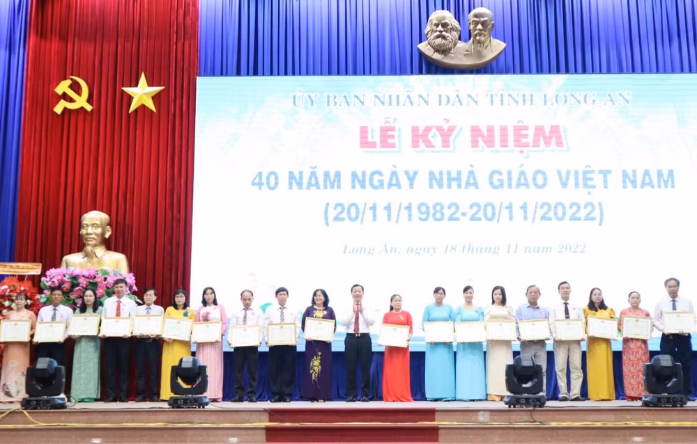 Bí thư Tỉnh ủy Long An trao Bằng khen của Bộ Giáo dục cho Sở Giáo dục và Đào tạo tỉnh Long An.