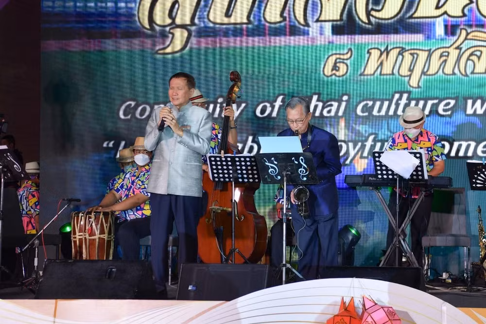 Chủ tịch Quốc hội Thái Lan Chuan Leekpai (bên phải) trổ tài biểu diễn văn nghệ trong lễ hội Loy Krathong do Quốc hội Thái Lan tổ chức.