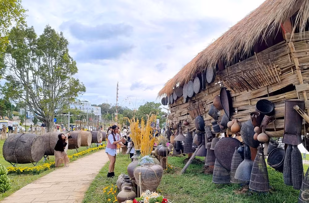 Vật dụng sinh hoạt và săn bắt.